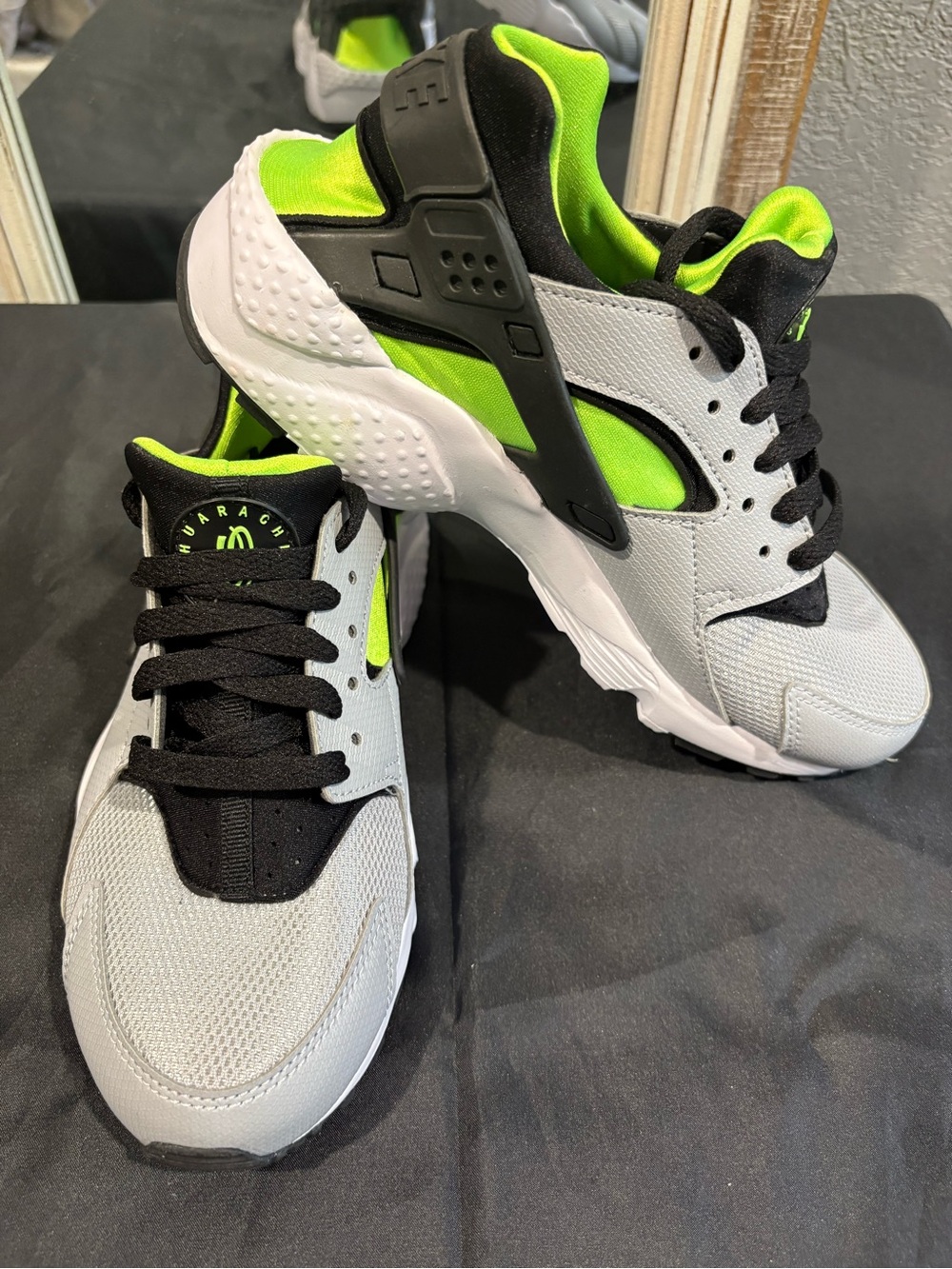 Nike Huarache Youth Sneakers Size 5Y ⚡🖤💚